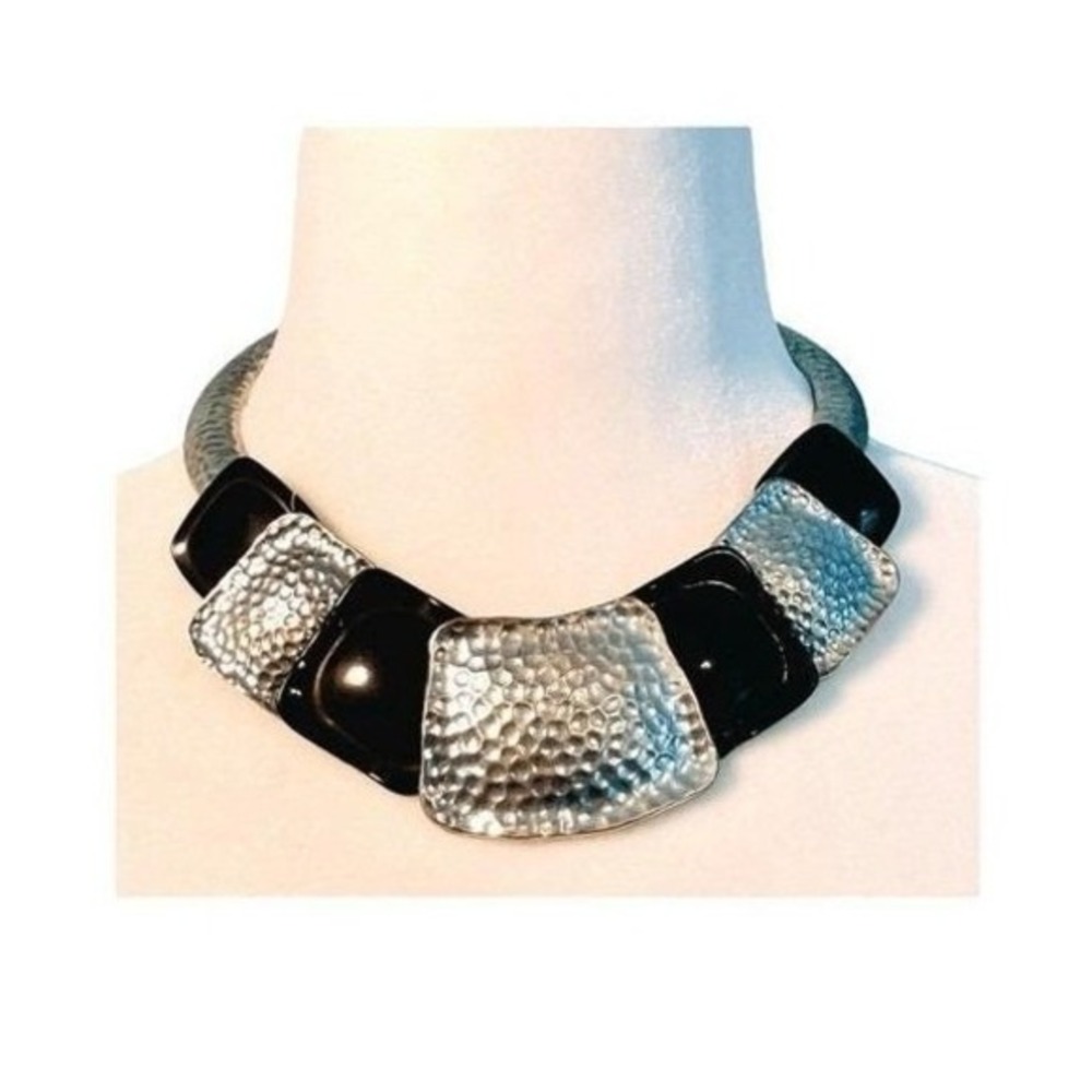 Vintage Choker Necklace Black Resin Hammered Silver Tone Metal‎ Curved Length
